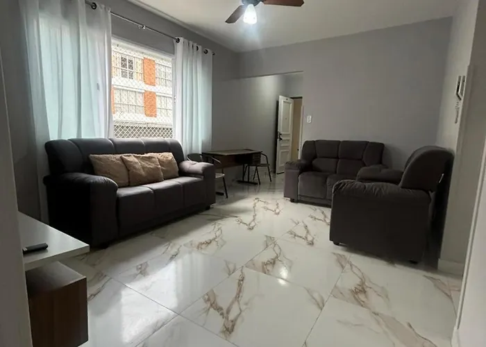 Apartamento com Estacionamento, Wi-Fi, Ar condicionado a 300 metros da Praia da Enseada no Guarujá.